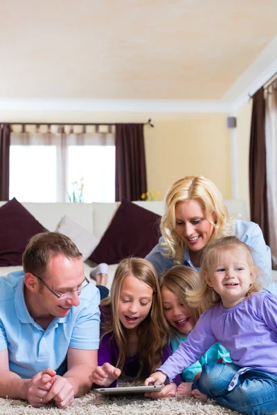 Familie spelen met Tablet PC thuis — Stockfoto