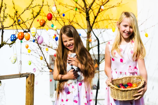 Girls on Easter egg hunt — Stock Photo, Image