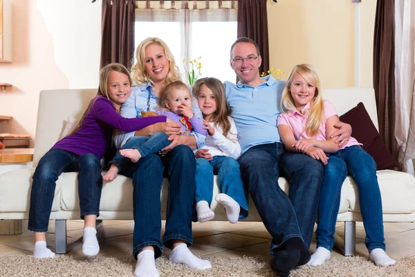 Familjen på en soffa — Stockfoto