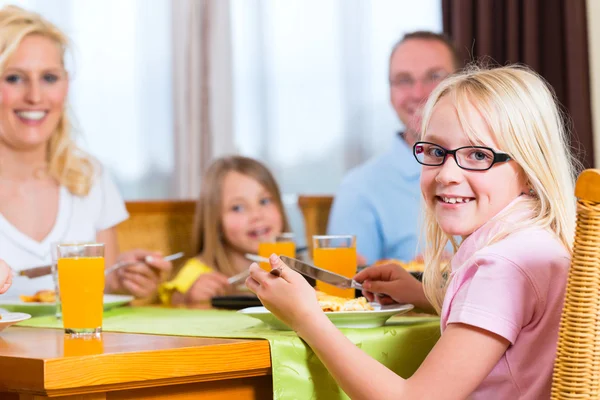 Familie som spiser lunsj eller middag – stockfoto