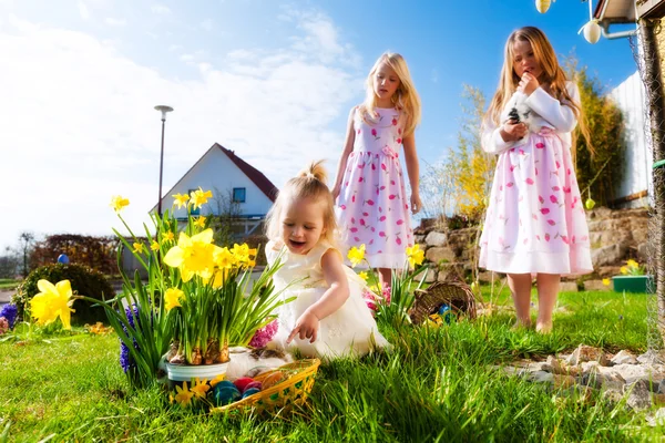 Bambini a caccia di uova di Pasqua con coniglietto — Foto Stock