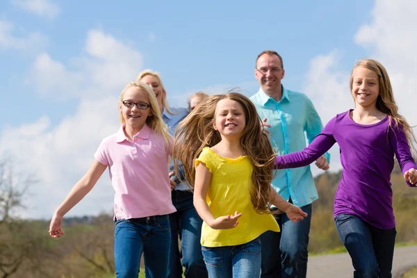 Familie rennt ins Freie — Stockfoto