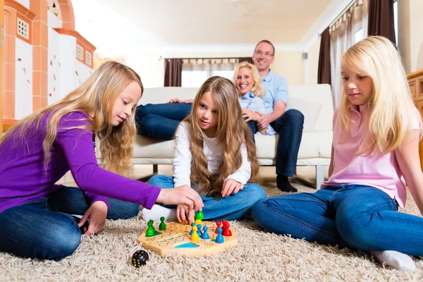 Familjen spelar brädspel hemma — Stockfoto