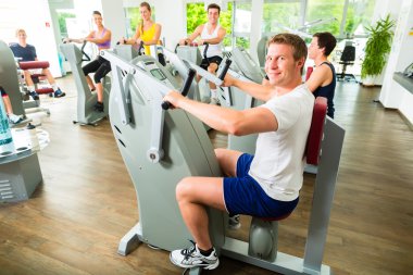 İnsanlar makinelerde spor salonunda