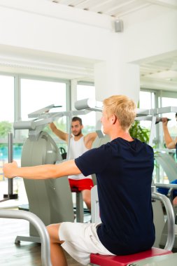 İnsanlar spor salonunda fitness makine üzerinde