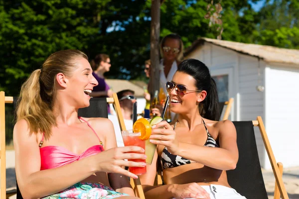 People at beach drinking — Stock Photo, Image