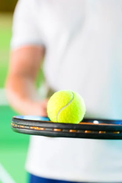 Mulher jogando tênis no clube de fitness — Fotografia de Stock