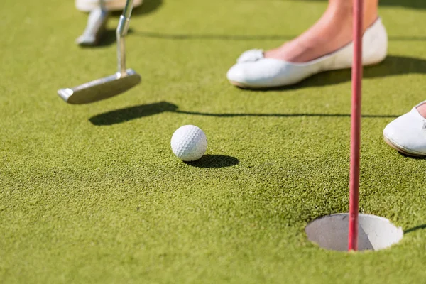 People playing miniature golf outdoors — Stock Photo, Image