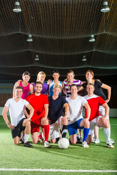 Equipe que joga futebol ou futebol — Fotografia de Stock