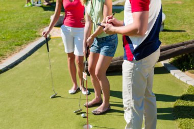 İnsanlar iskambil minyatür golf açık havada