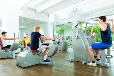 İnsanlar makinelerde spor salonunda