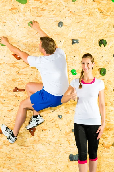 Mujer y hombre en la pared de escalada —  Fotos de Stock