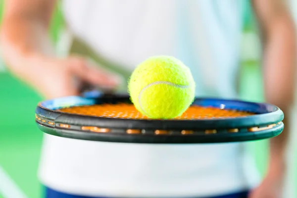 Vrouw met tennis — Stockfoto