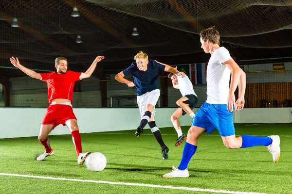 Équipe jouant au football ou au soccer intérieur — Photo