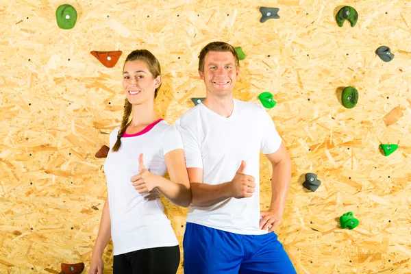 Donna e uomo al muro di arrampicata — Foto Stock