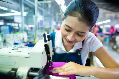 Bir tekstil fabrikasında Endonezya terzi