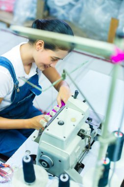 Bir tekstil fabrikasında Endonezya terzi
