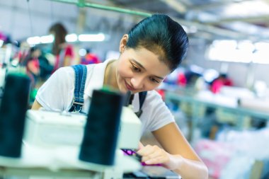 Bir tekstil fabrikasında Endonezya terzi