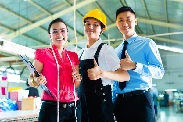 Trabajador, gerente y diseñador en fábrica china — Foto de Stock