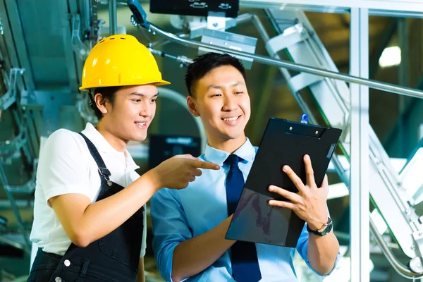 Worker and production manager with Clipboard — Stock Photo, Image