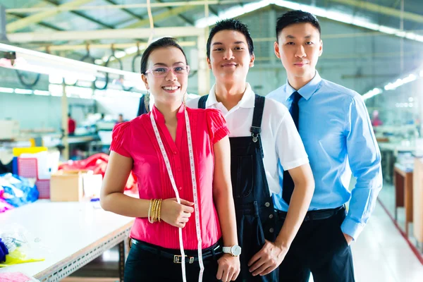 Trabajador, gerente y diseñador en fábrica china — Foto de Stock