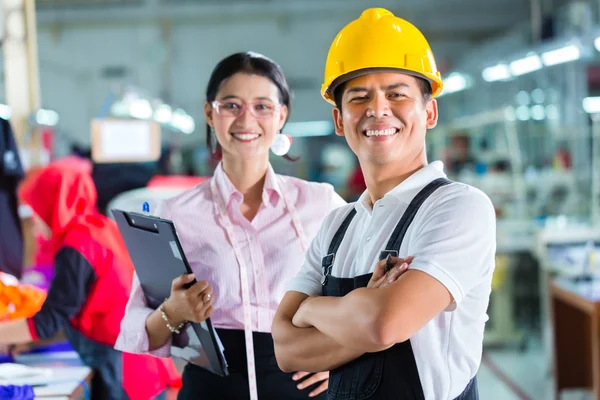Production manager and designer in Asian factory — Stock Photo, Image