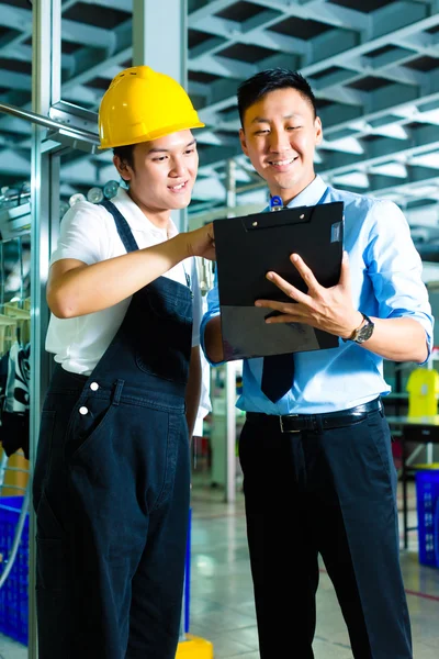 Worker and production manager with Clipboard — Stock Photo, Image