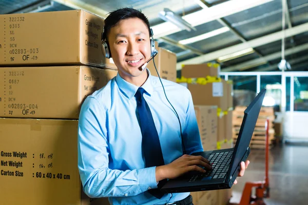 Customer Service in a warehouse — Stock Photo, Image
