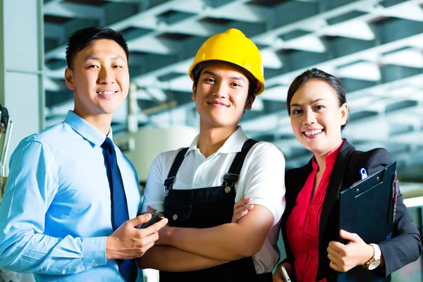 Worker, Production manager and owner in factory — Stock Photo, Image