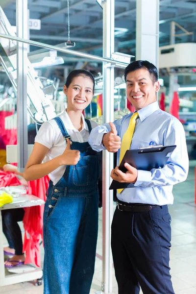 Asian foreman in textile factory — Stock Photo, Image