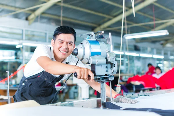 Azjatycki pracownika przy użyciu maszyny w fabryce — Zdjęcie stockowe