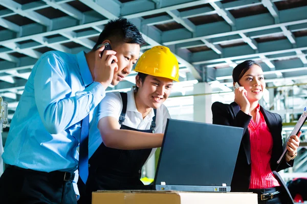 Arbeiter oder Produktionsleiter und Kundendienst — Stockfoto