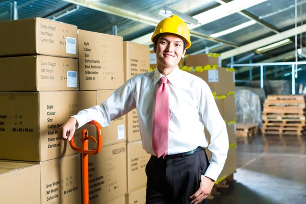 Junger Mann im Lager ist Manager — Stockfoto