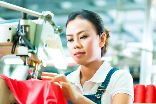 Costurera en una fábrica textil china — Foto de Stock