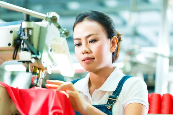 Costurera en una fábrica textil china —  Fotos de Stock