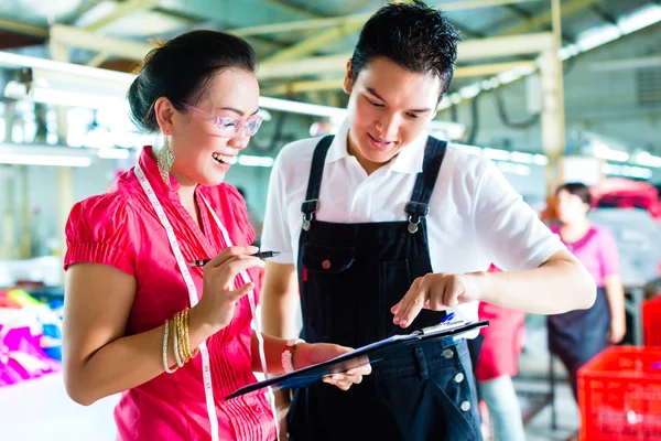 Produktionsleiter und Konstrukteur in einer Fabrik — Stockfoto