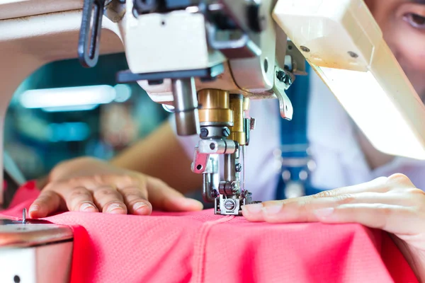 Costurera indonesia en fábrica textil asiática — Foto de Stock