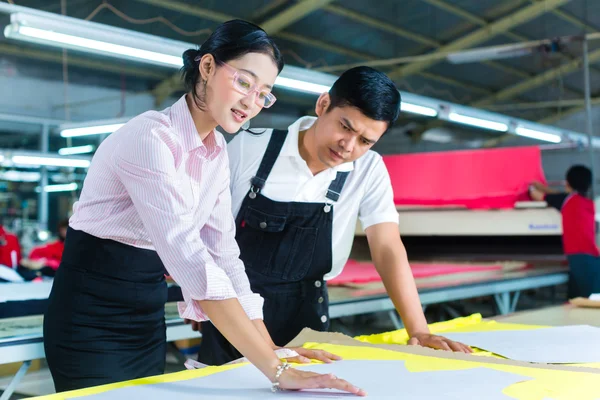 Direttore di produzione e designer asiatici — Foto Stock