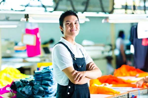 Werknemer in een chinese kledingstuk fabriek — Stockfoto