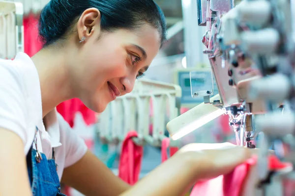 Indonesiska sömmerska i asiatiska textilfabrik — Stockfoto