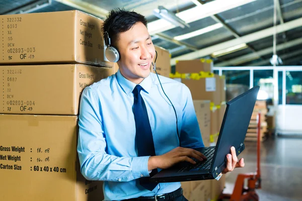 Customer Service in a warehouse — Stock Photo, Image