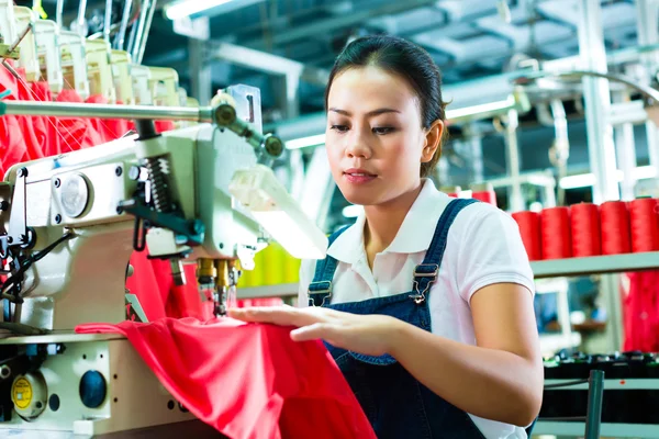 Chinesische Näherin in einer Textilfabrik — Stockfoto