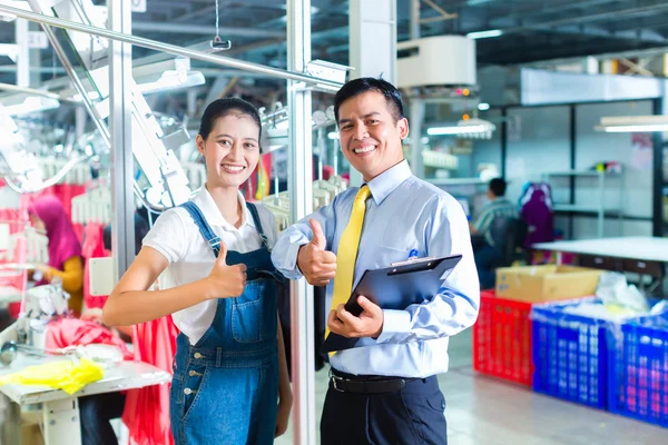 Aziatische foreman in textielfabriek — Stockfoto