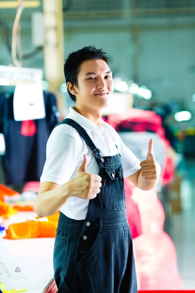 Trabalhador em uma fábrica de vestuário chinês — Fotografia de Stock