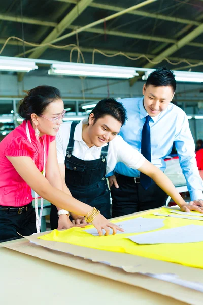 Trabalhador, Dressmaker e CEO em uma fábrica — Fotografia de Stock
