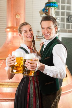 Erkek ve kadın bira bardağında bira ile