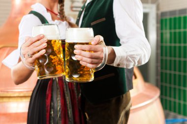 Erkek ve kadın bira bardağında bira ile