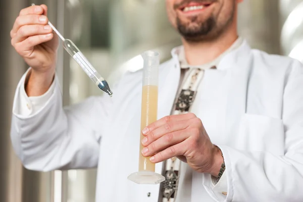 Cerveza cervecera en su cervecería examinar — Foto de Stock