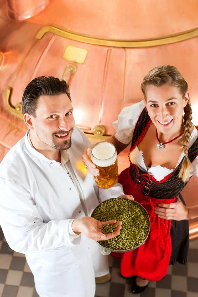 Ζυθοποιός και γυναίκα με ποτήρι μπύρας στο ζυθοποιείο — Φωτογραφία Αρχείου
