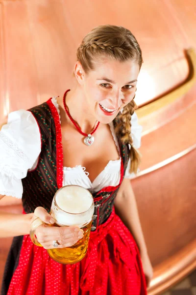 Žena s pivní sklo v pivovaru — Stock fotografie
